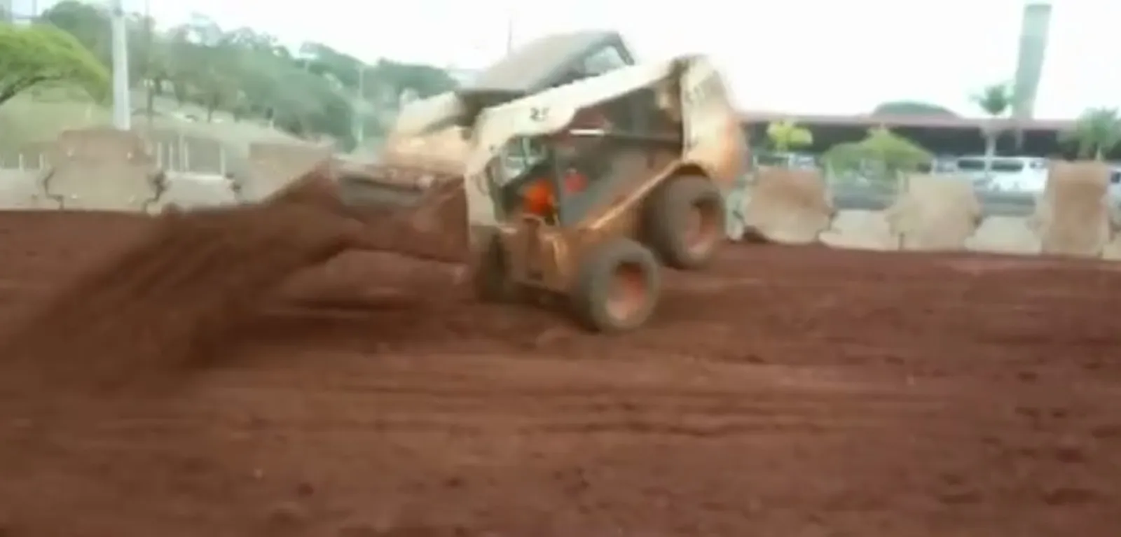 Trabalhador é demitido após fazer manobras com pá carregadeira em obra pública no Paraná; veja o vídeo 