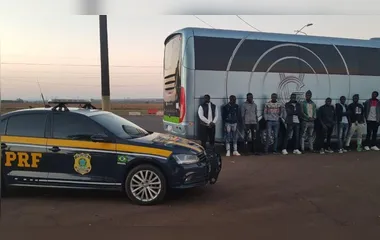 Polícia intercepta no Paraná ônibus com dez imigrantes senegaleses 