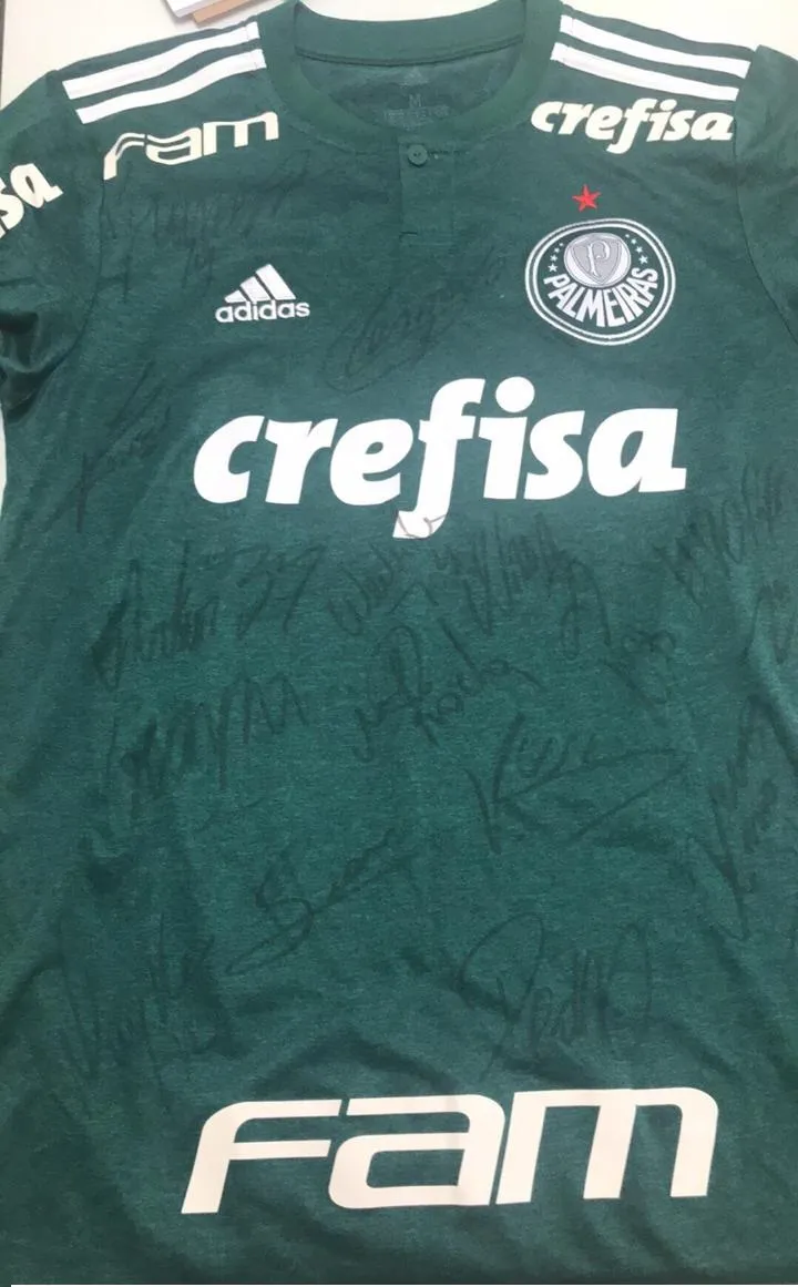 Jogador do Palmeiras doa camiseta que será rifada em prol do canil da PM de Apucarana 