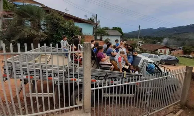 Seis pessoas morrem após caminhonete cair em ribanceira no Paraná 