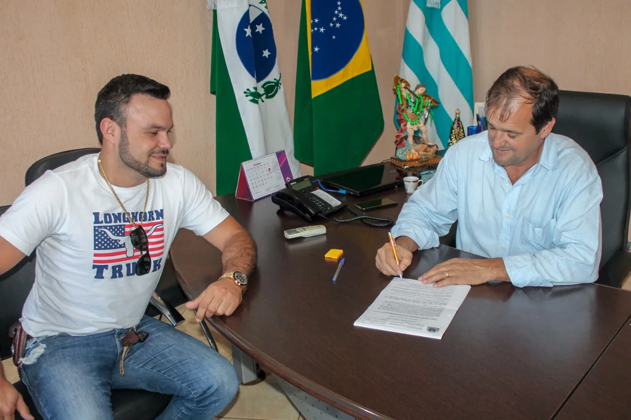 Prefeito de Jardim Alegre assina contrato para pavimentação da Rua Castelo Branco