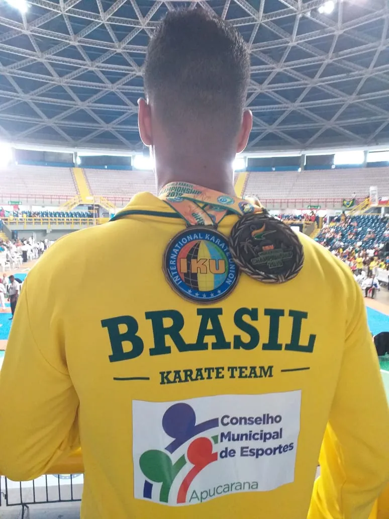 Atleta apucaranense conquista medalhas no Campeonato Mundial de Karatê