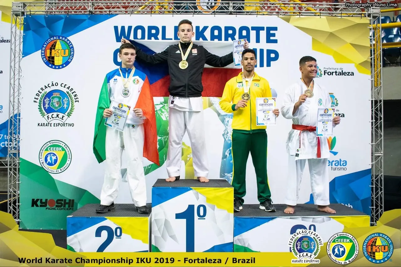 Atleta apucaranense conquista medalhas no Campeonato Mundial de Karatê