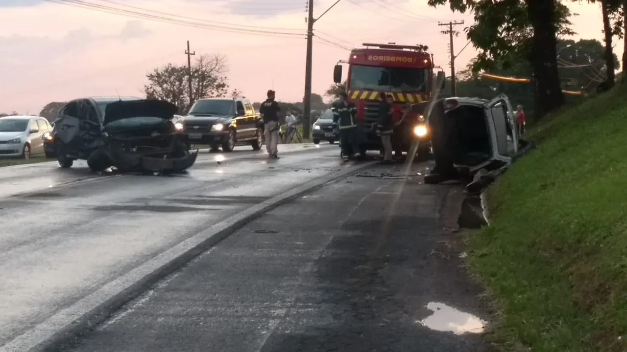 Três pessoas e dois cães ficam feridos após acidente, em Apucarana