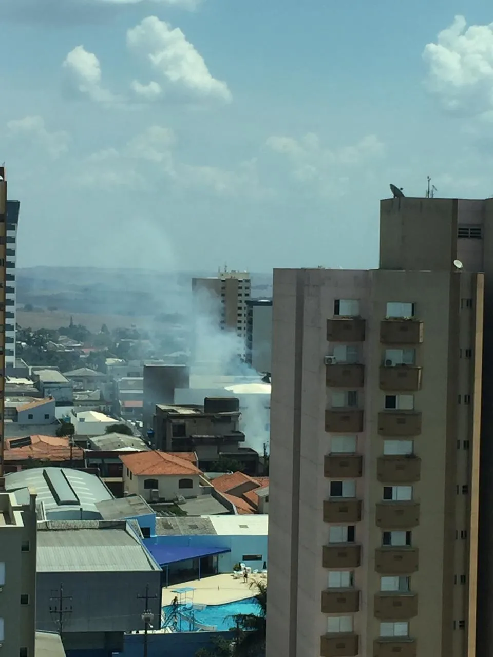 Incêndio na casa paroquial da igreja matriz de Arapongas mobiliza bombeiros; veja o vídeo