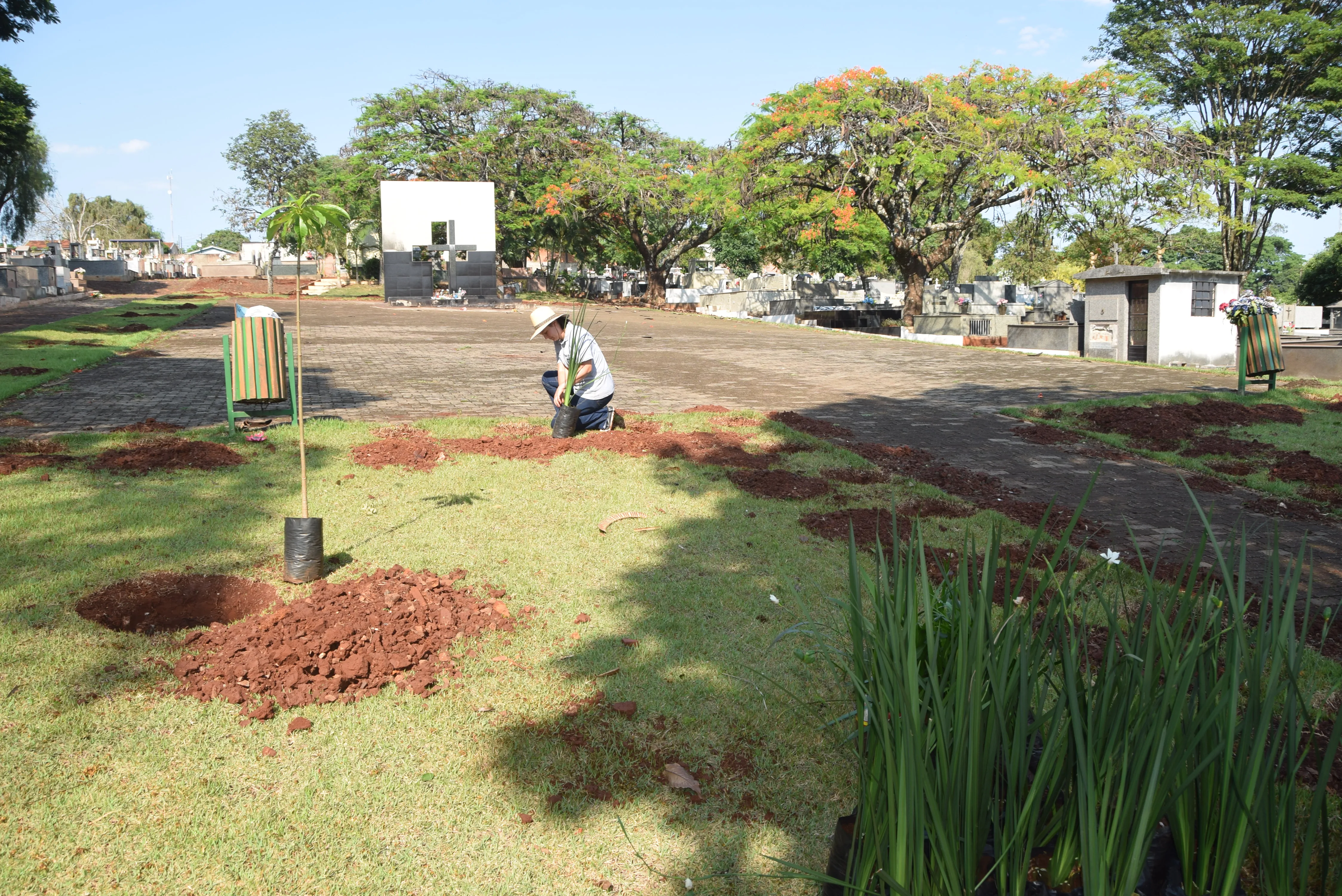 Preparação para Dia de Finados movimenta cemitério de Ivaiporã