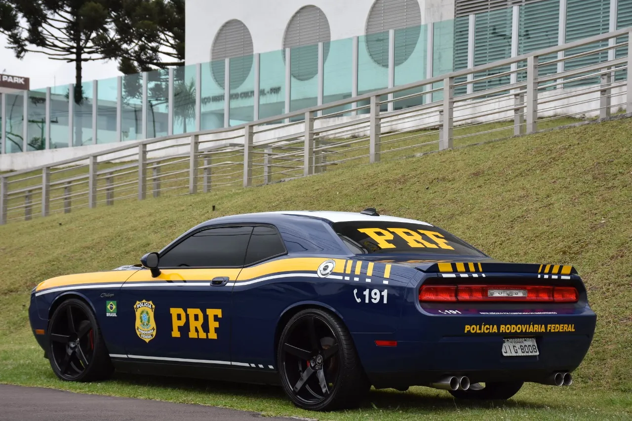 Dodge Challenger apreendido em ação contra tráfico será usado como veículo oficial da PRF, no Paraná