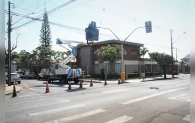 Cruzamento da Rua Flamingos com Pavão ganha semáforo, em Arapongas