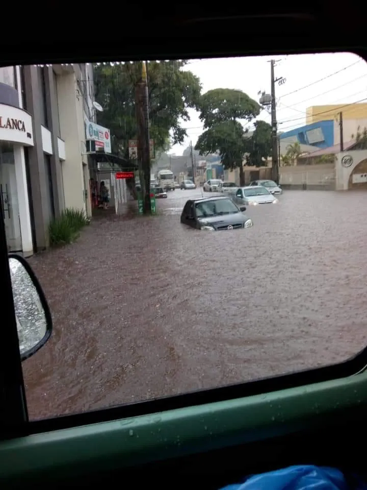 Chuva inunda Avenida Santa Catarina, em Apucarana; outros pontos da cidade também sofreram com o temporal