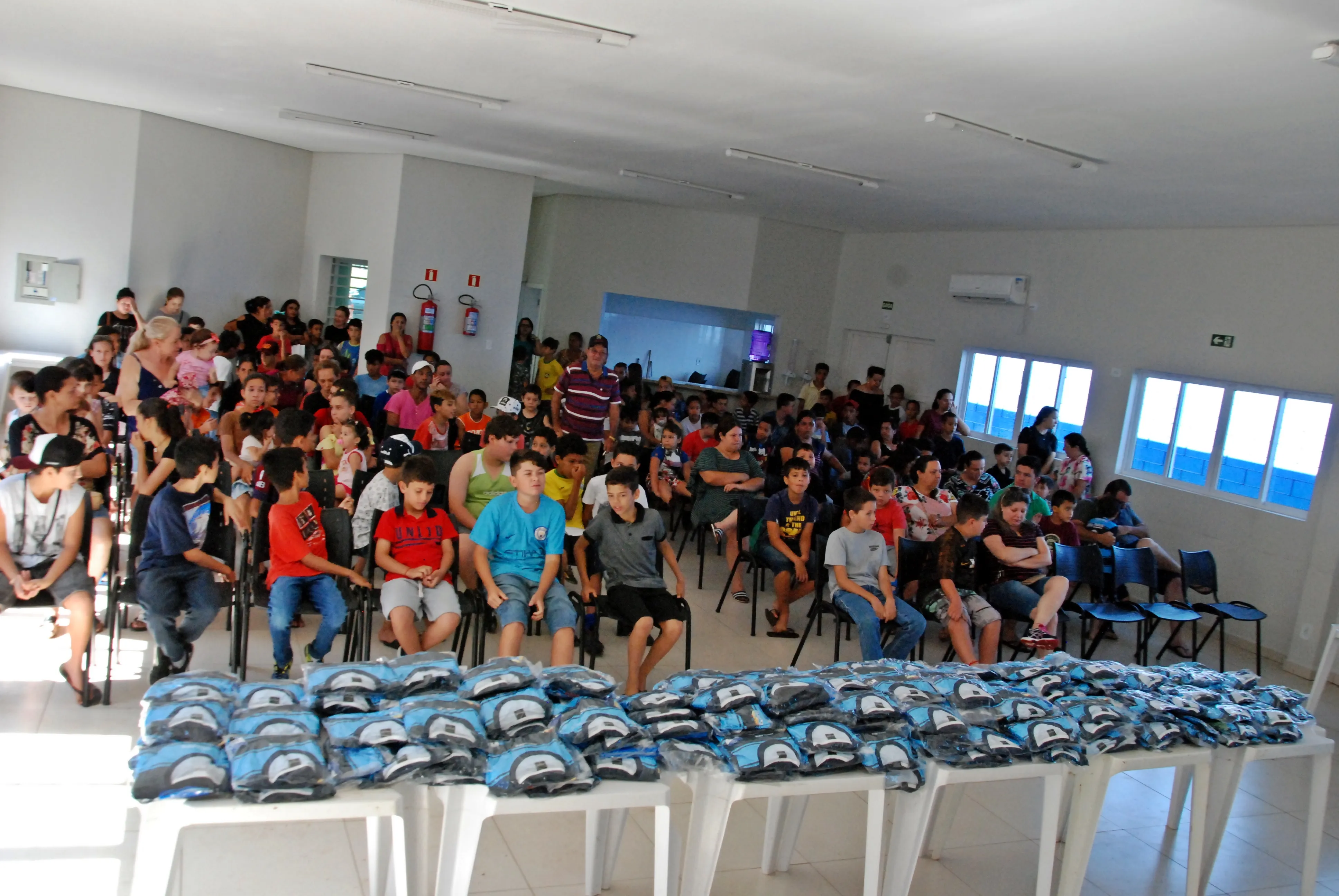 Escolinha de futebol recebe kits esportivos em Faxinal