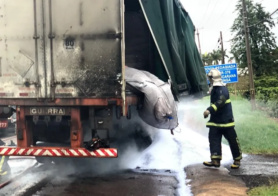 Caminhão que seguia para Maringá pega fogo em Apucarana 