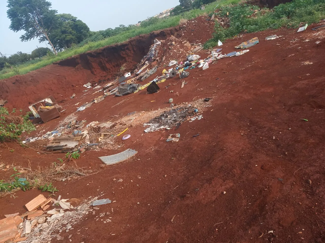 Moradores de Apucarana denunciam descarte irregular de lixo em terreno 