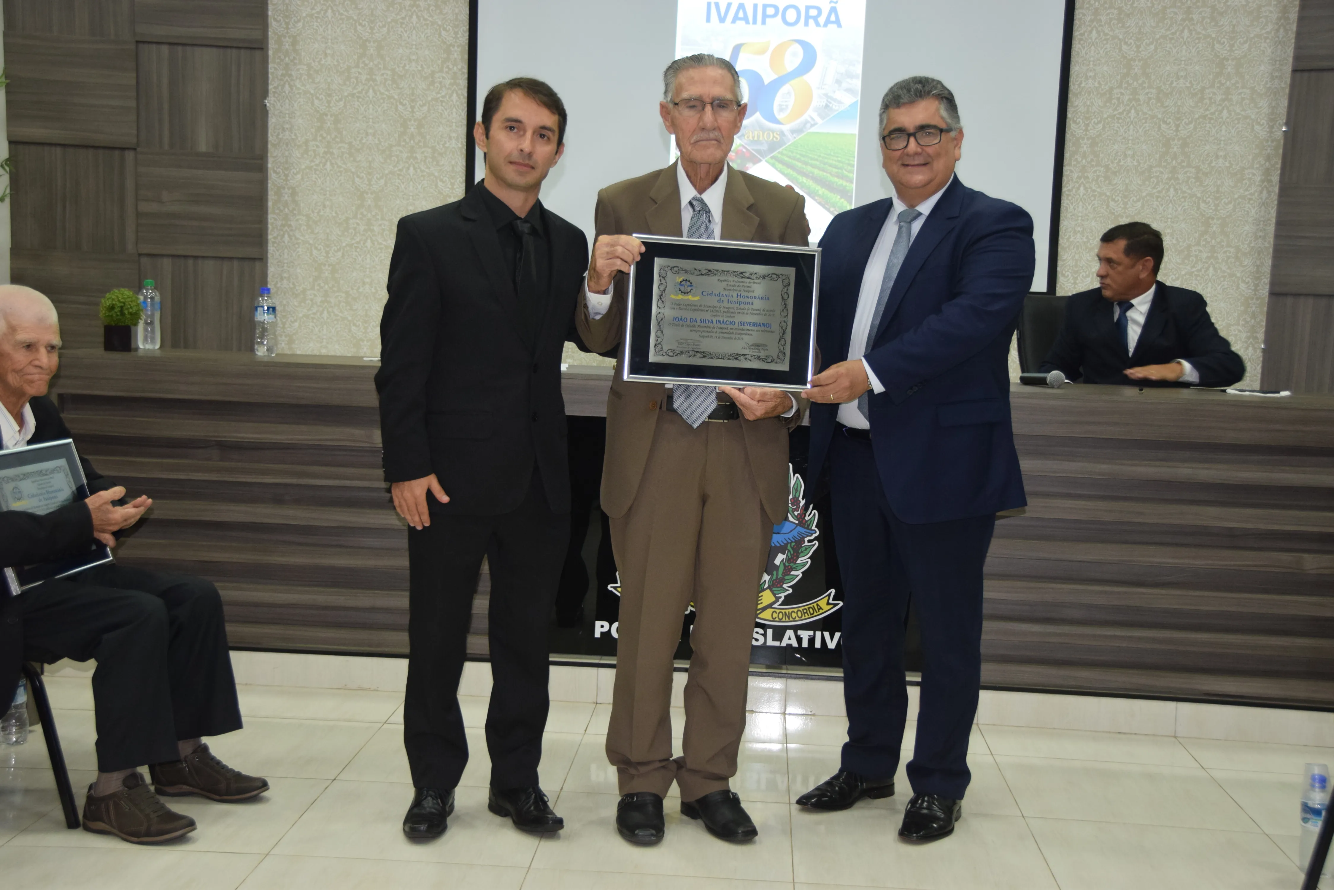 Câmara de Vereadores de Ivaiporã entrega títulos de cidadão honorário