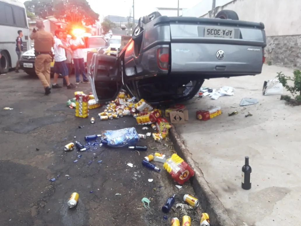 Ladrões invadem casa, furtam carro, bebidas e depois se envolvem em acidente; veja vídeo