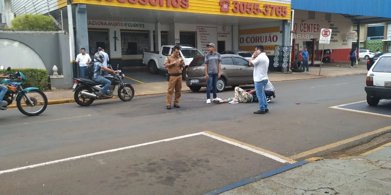 Motociclista fica ferida após bater contra traseira de caminhonete, em Arapongas