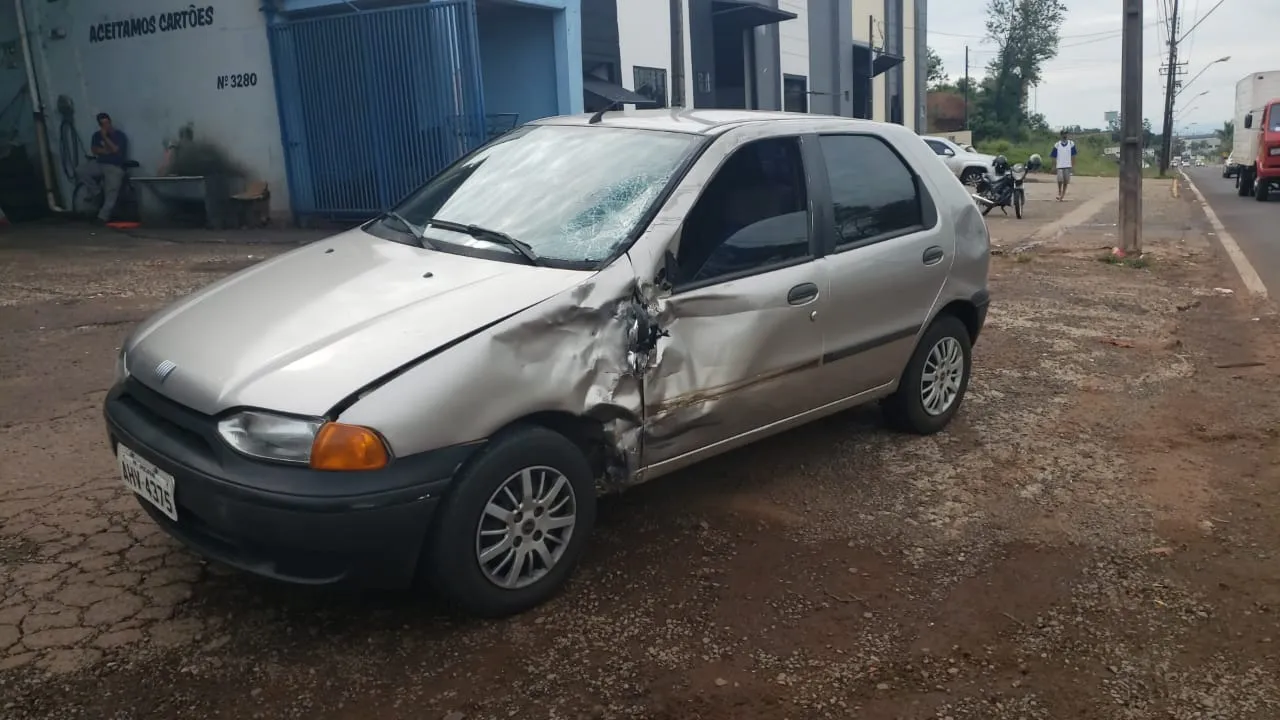 Casal sofre ferimentos após acidente na Avenida Minas Gerais em Apucarana; veja vídeo