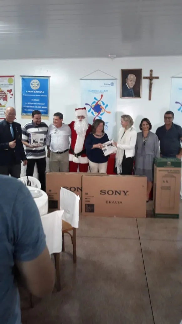 Rotary Cidade Alta entrega doações em Apucarana