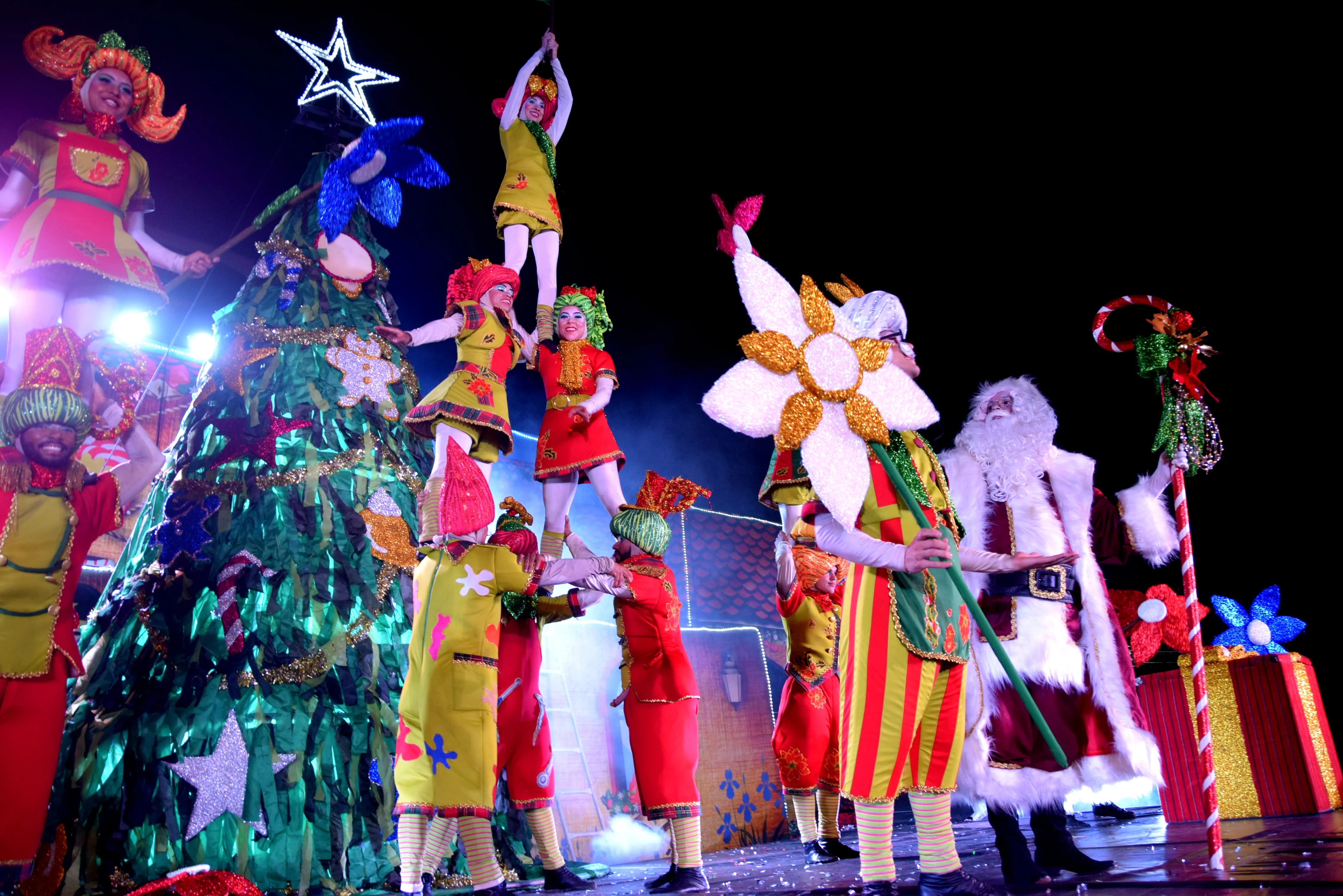 Espetáculo Natal de Virtudes, luzes e fogos de artifício na chegada do Papai Noel encantam público em Ivaiporã