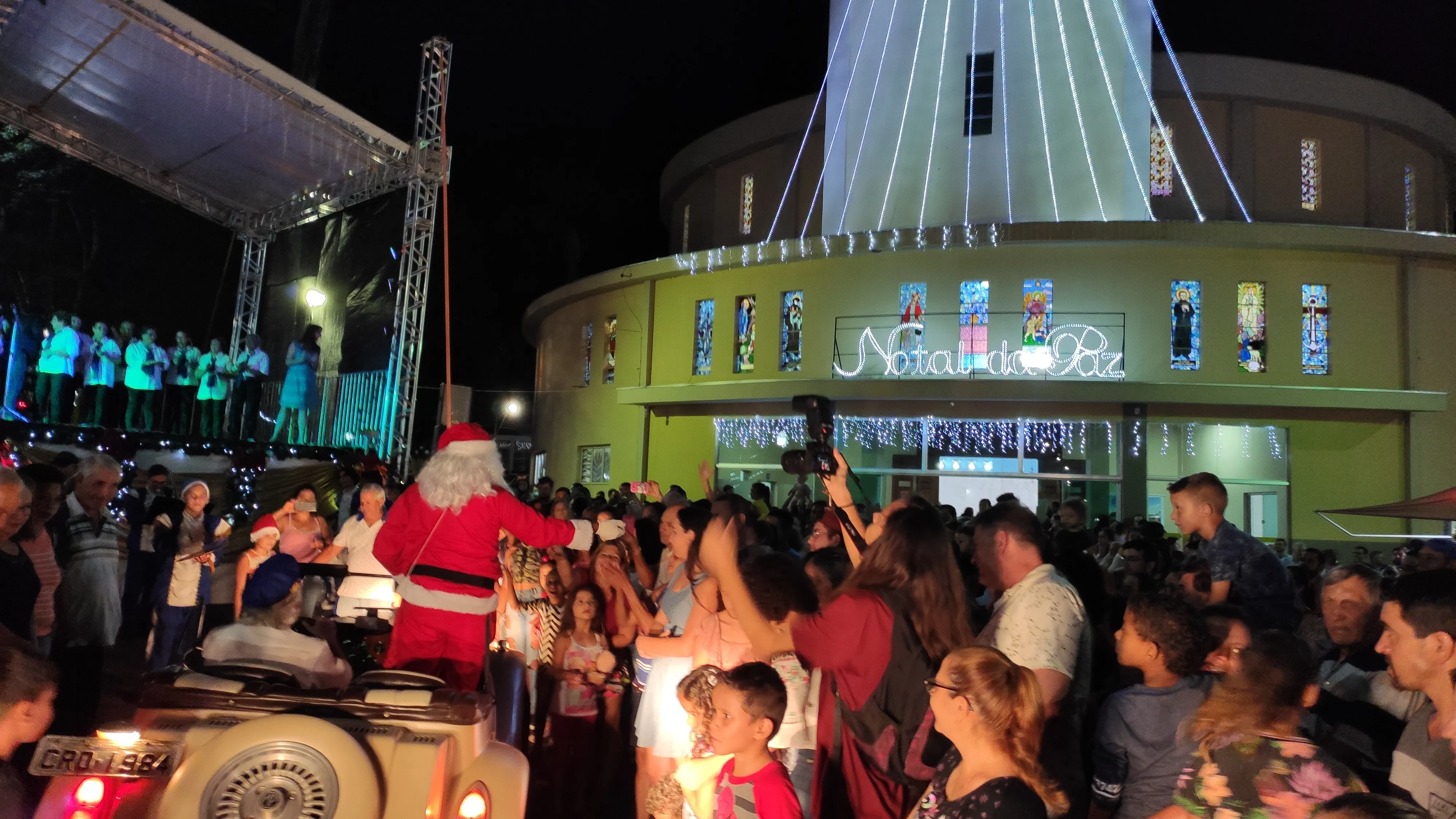 Papai Noel chega em Jardim Alegre de calhambeque e faz a alegria das crianças