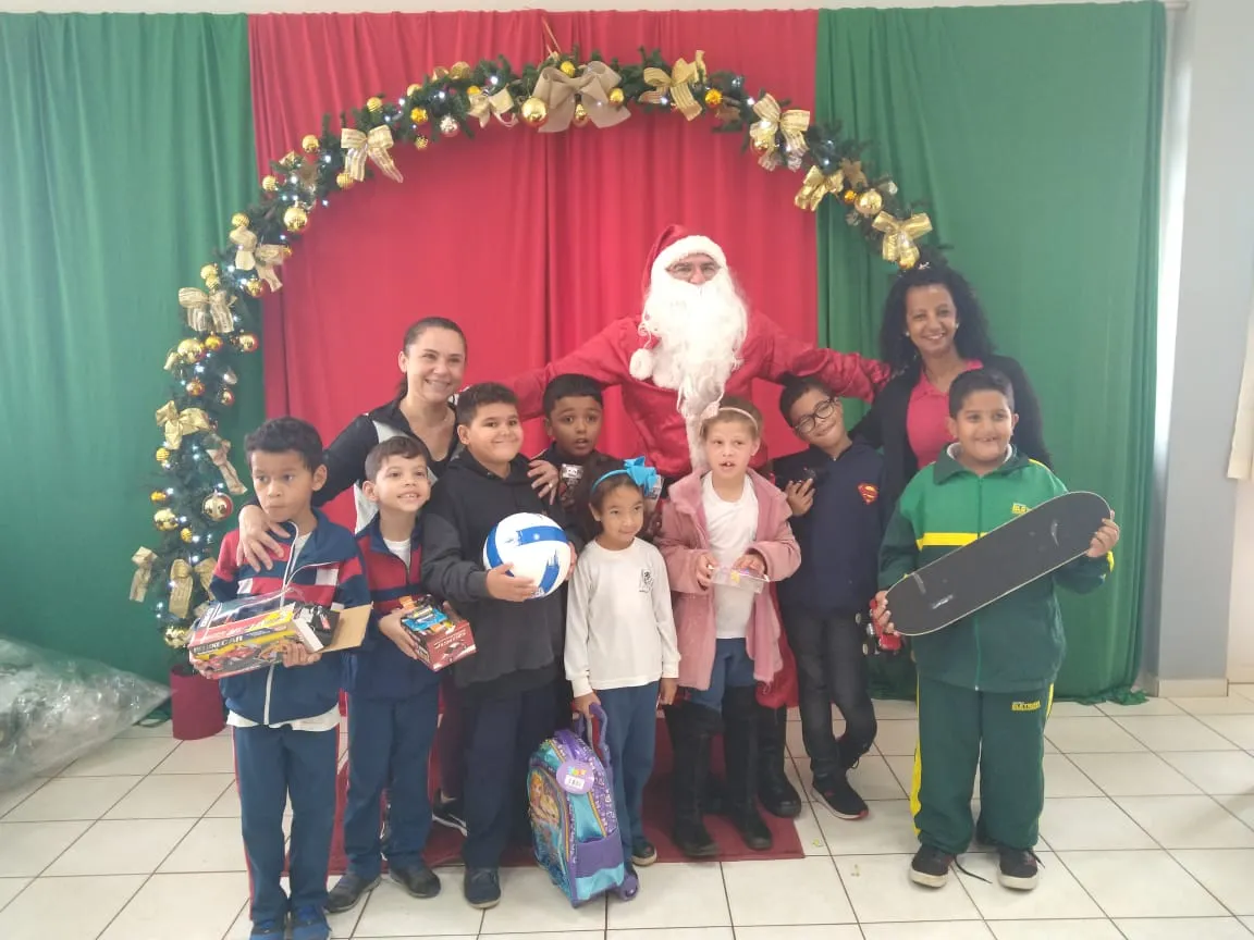 Apae de Apucarana promove chegada do Papai Noel para alunos; assista