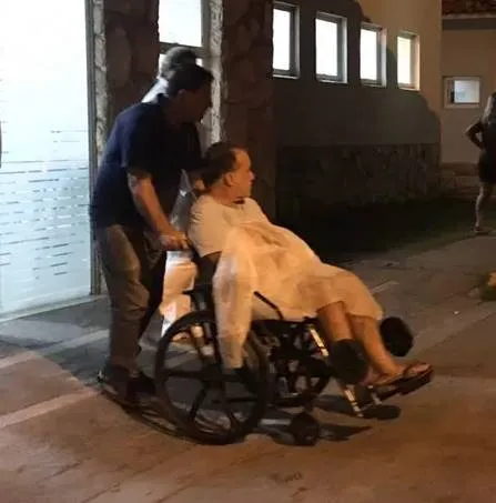 Tony Ramos deixa hospital de cadeira de rodas após diagnóstico