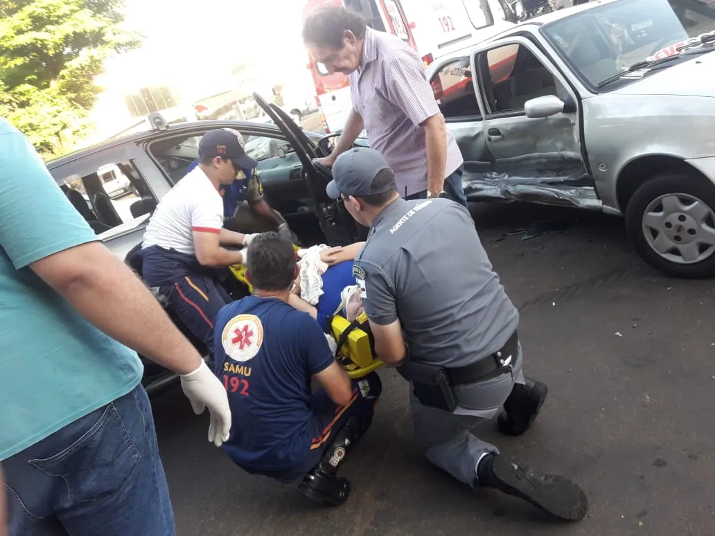 Motorista faz conversão à esquerda e causa acidente na Avenida Minas Gerais; quatro pessoas ficaram feridas