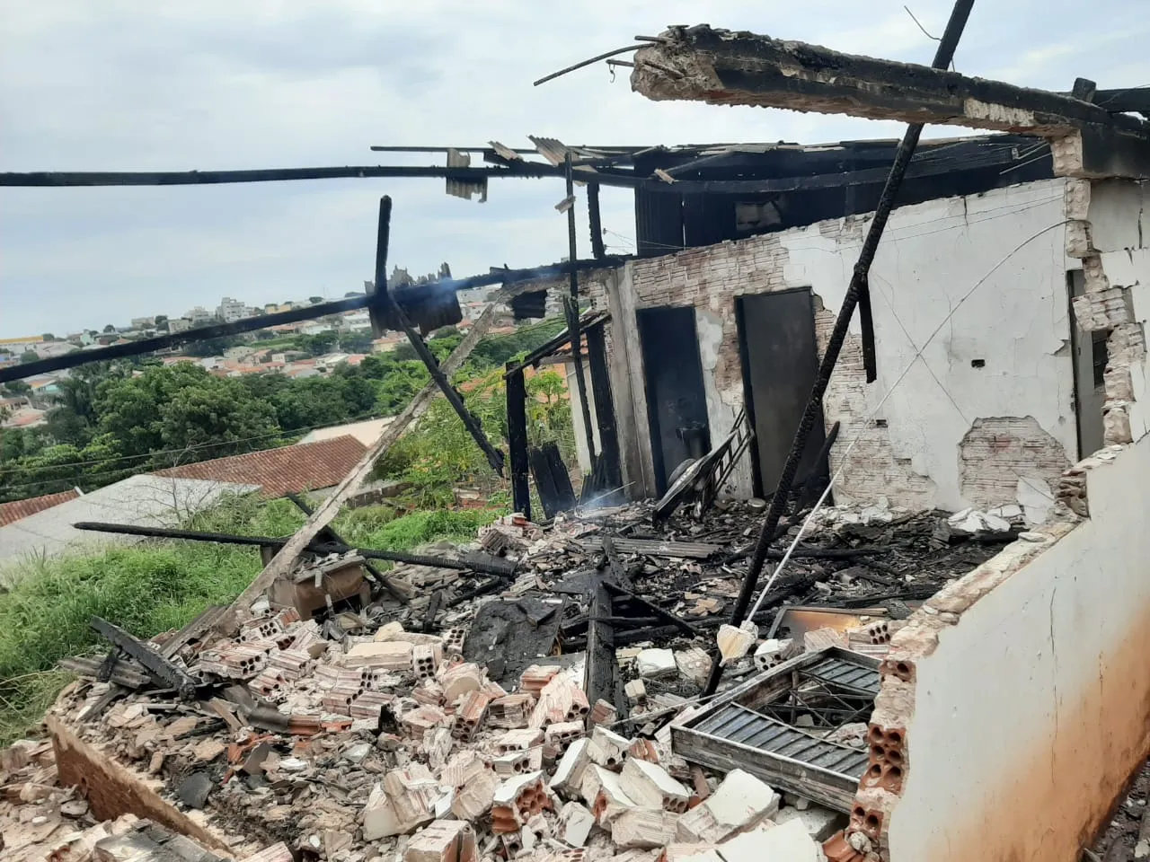 Rapaz é detido após atear fogo na própria casa, em Jandaia do Sul