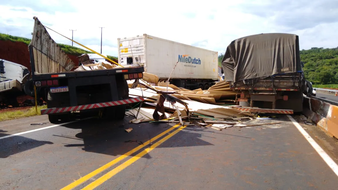 Acidente entre quatro caminhões deixa duas pessoas feridas, entre Marilândia e Mauá da Serra; assista