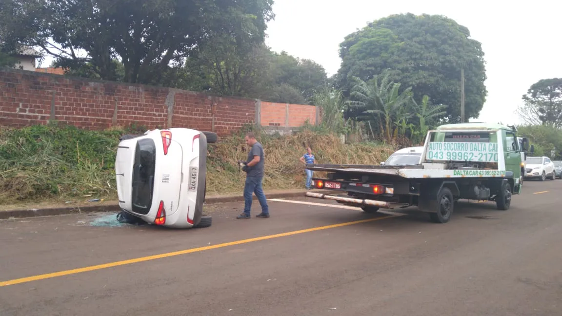 Carro capota após colidir contra táxi, em Apucarana