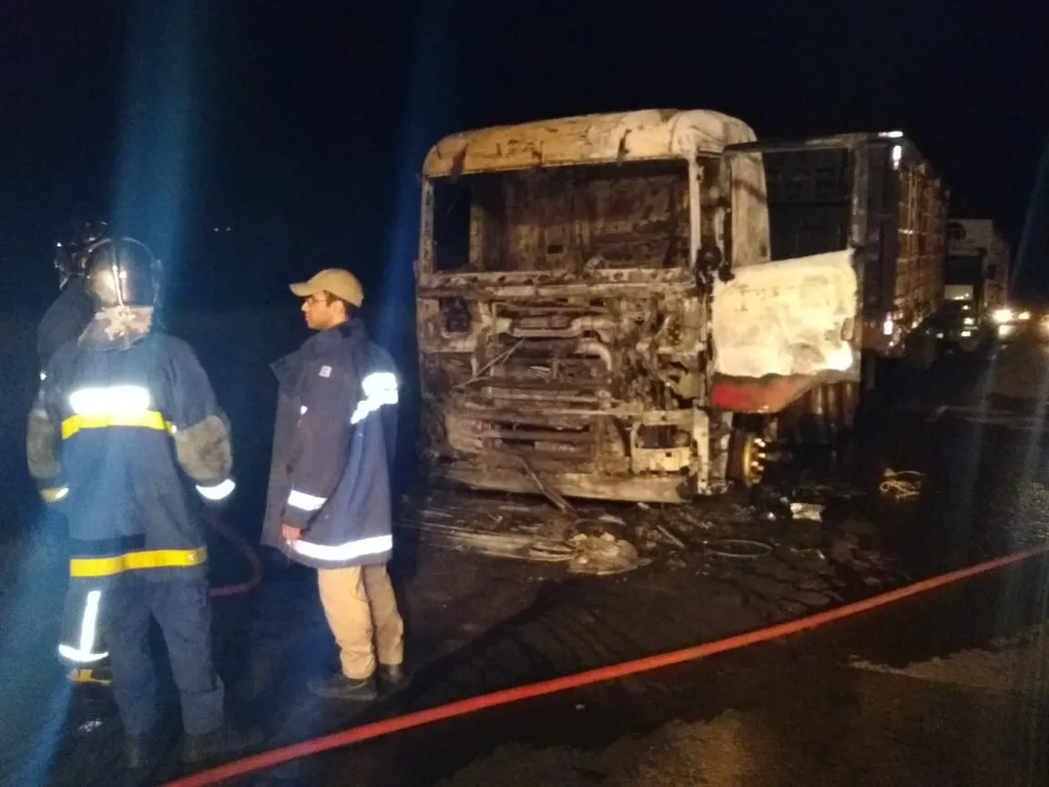 Caminhão é destruído por chamas na PR 466, em Manoel Ribas