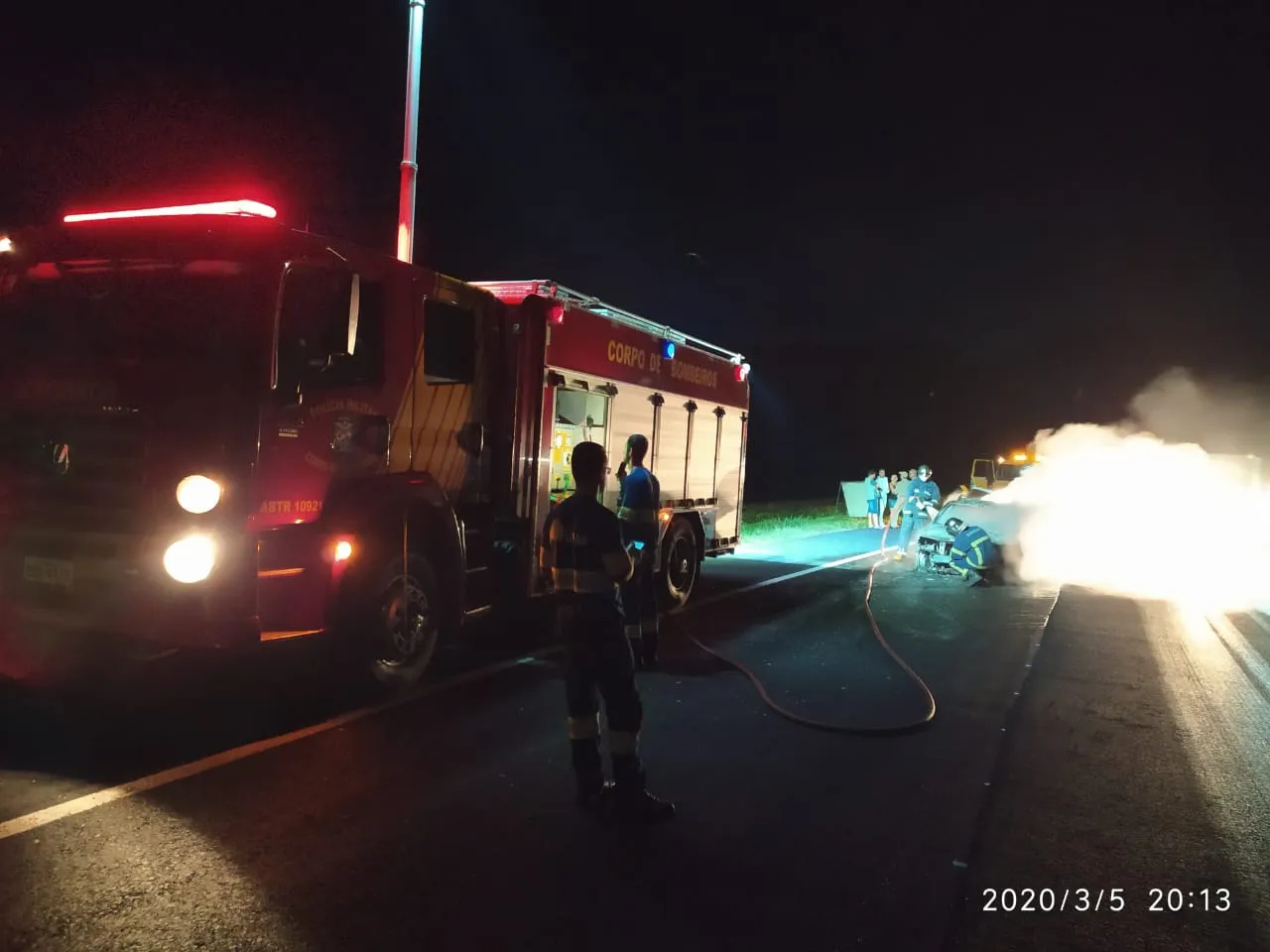 Carro fica destruído em incêndio na PR 444
