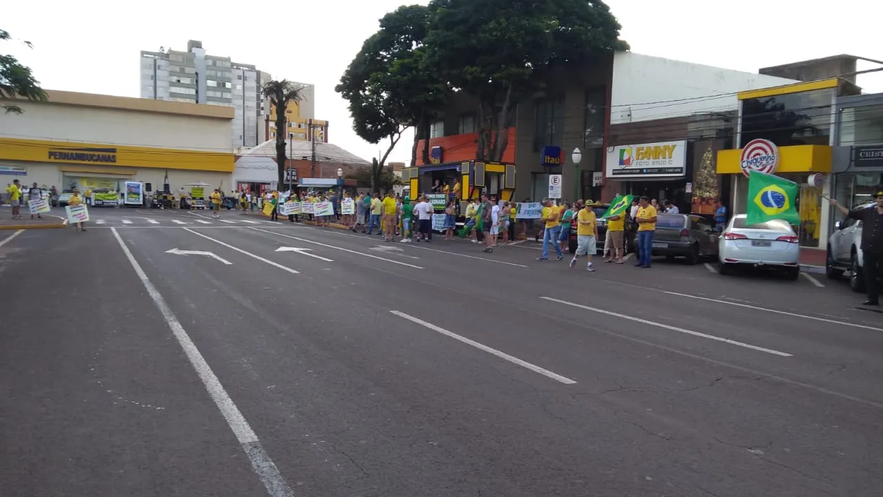 Grupo faz manifestação em apoio ao presidente Bolsonaro, em Apucarana