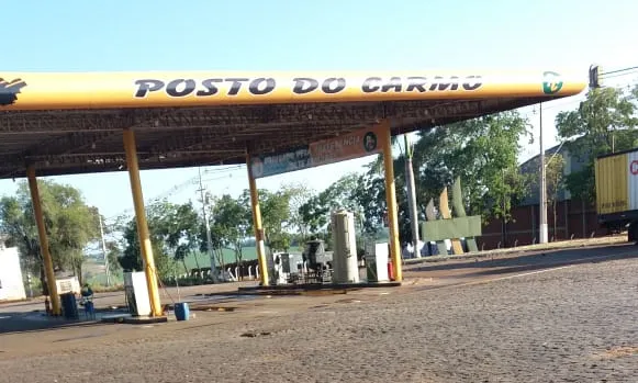 Bandidos assaltam posto e colocam fogo em carro, em São João do Ivaí