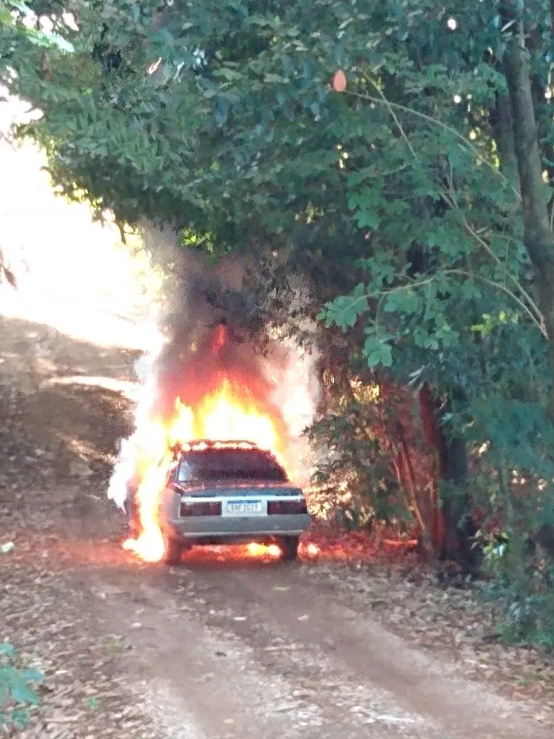 Bandidos assaltam posto e colocam fogo em carro, em São João do Ivaí