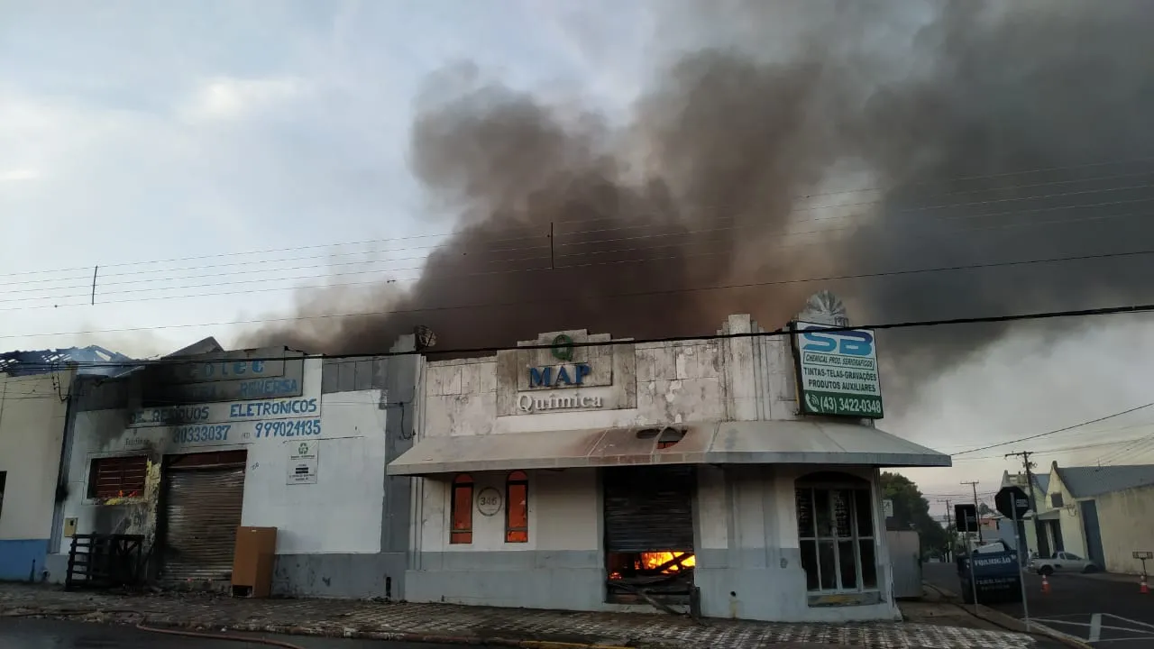 Incêndio de grandes proporções em Apucarana destrói comércios 