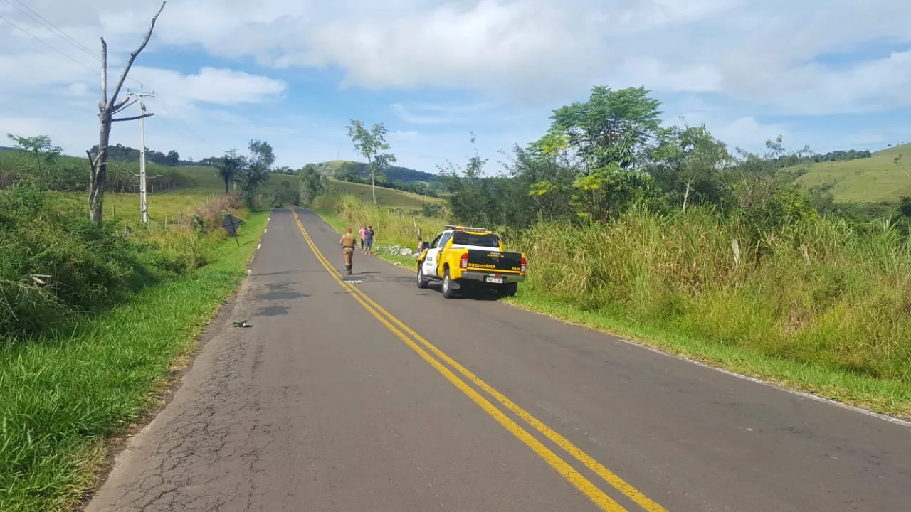 Carro cai em barranco na rodovia de Rio Branco do Ivaí