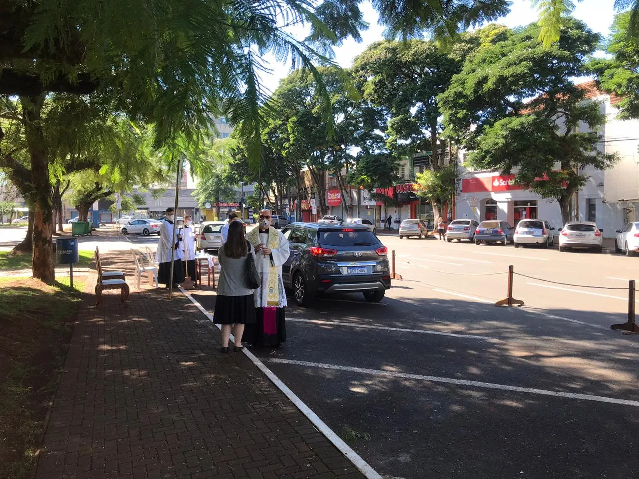 Drive-thru da Eucaristia atrai fiéis neste domingo de Páscoa, em Apucarana