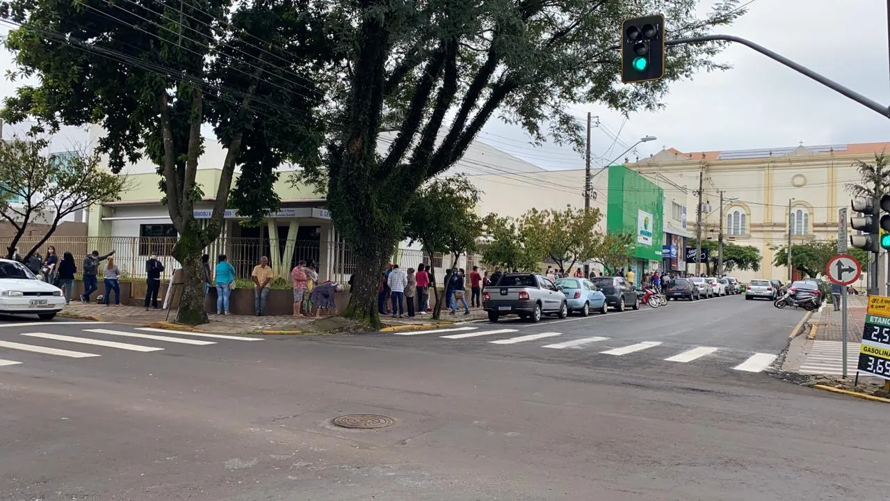 Busca por atendimento bancário gera grande fila em Apucarana; assista