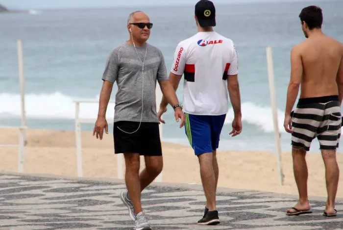 Diretor da Globo é flagrado descumprindo quarentena em praia 