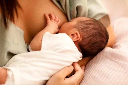 Recém-nascido morre asfixiado após mãe pegar no sono enquanto amamentava