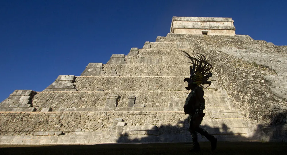 Túneis em pirâmide Maia abrigam tesouro com 50 mil peças arqueológicas