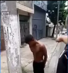 Suspeito de roubo defeca nas calças e é lavado com água de mangueira pela polícia
