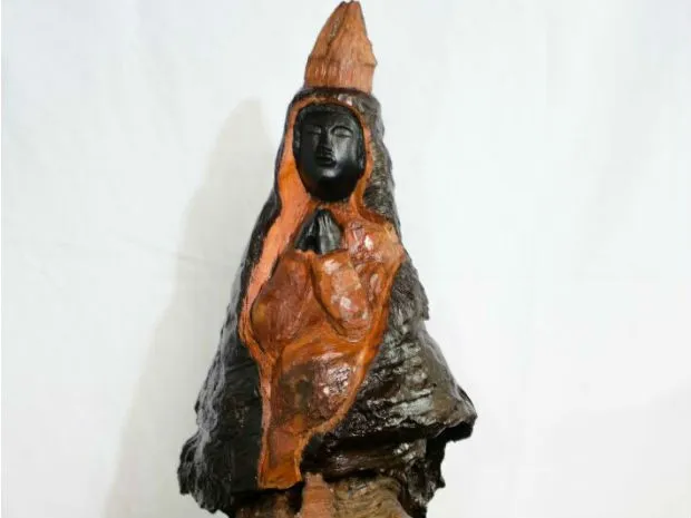 Artesão paranaense conquista recorde com escultura em nó de pinho