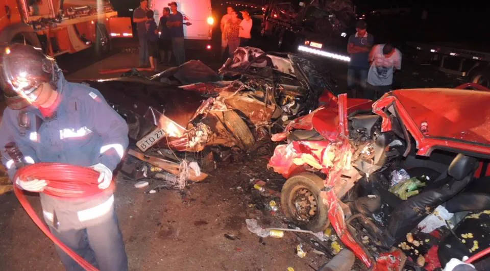 Nove pessoas morrem em acidente com três carros no Paraná