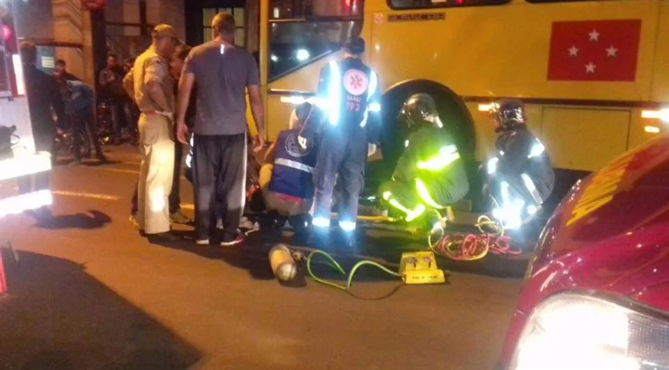 Mulher acaba atropelada por ônibus após cair de moto  
