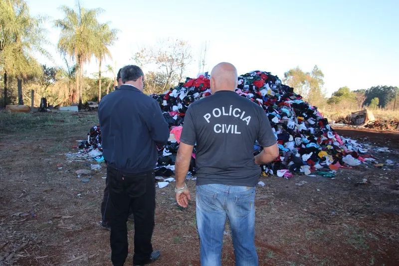 Mais de 20 mil bonés e camisetas piratas são incinerados em Apucarana