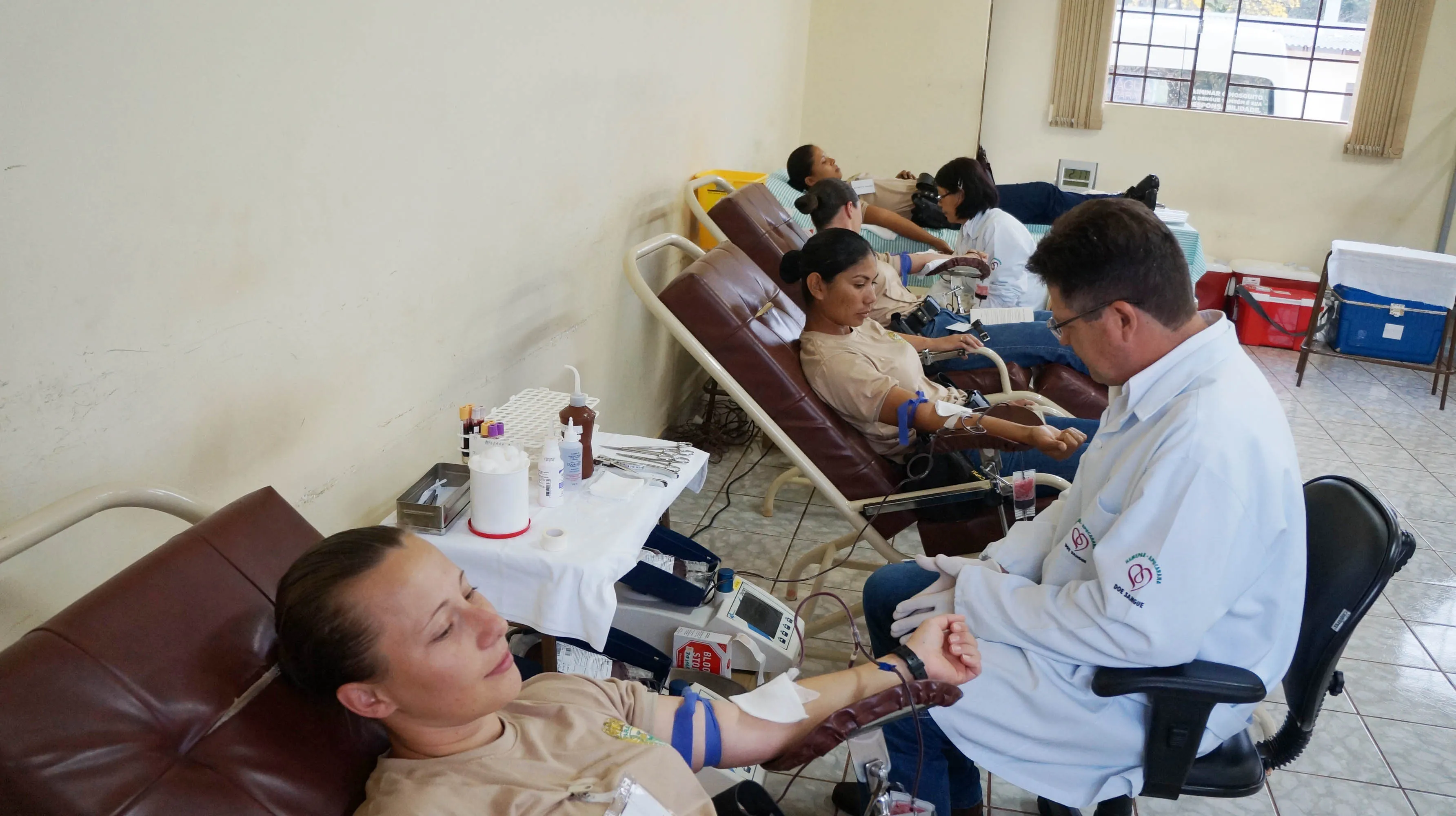 Alunos soldados da 6ª CIPM doam sangue para Hemepar de Apucarana