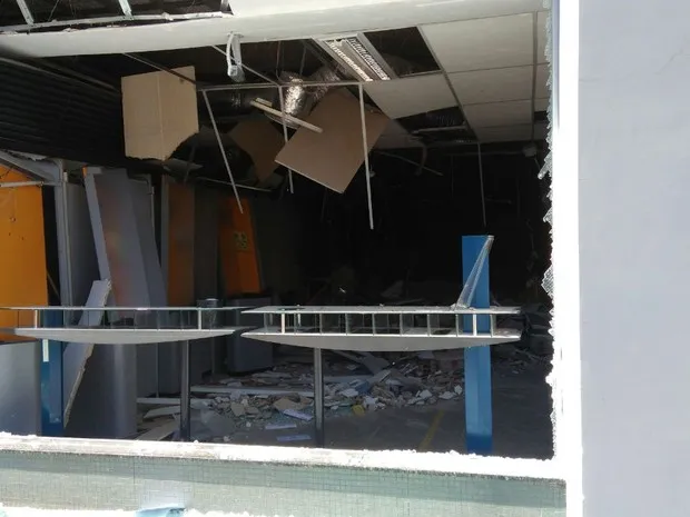 Doze bandidos provocam cinco explosões durante roubo a banco no Paraná