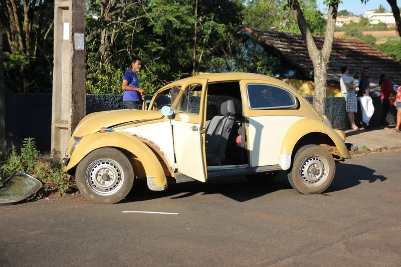 VW Fusca se choca com poste em Apucarana