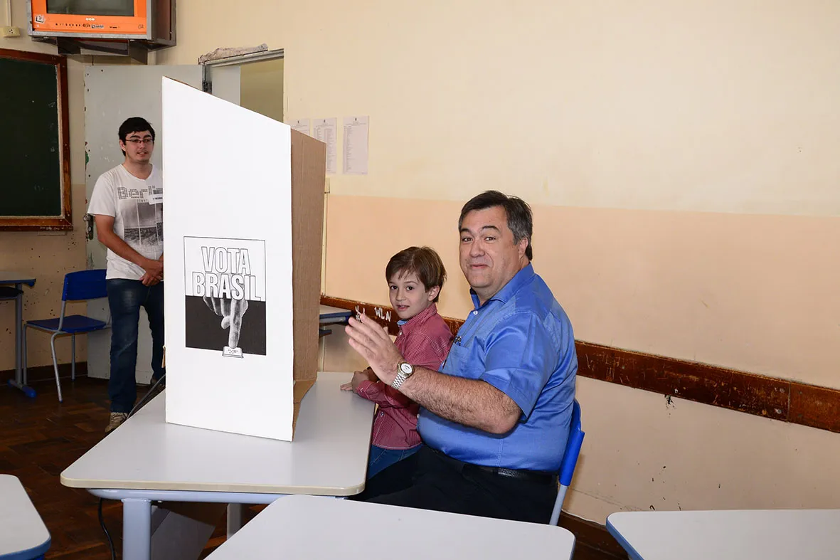 Candidatos a prefeito votam nesta manhã em Apucarana 